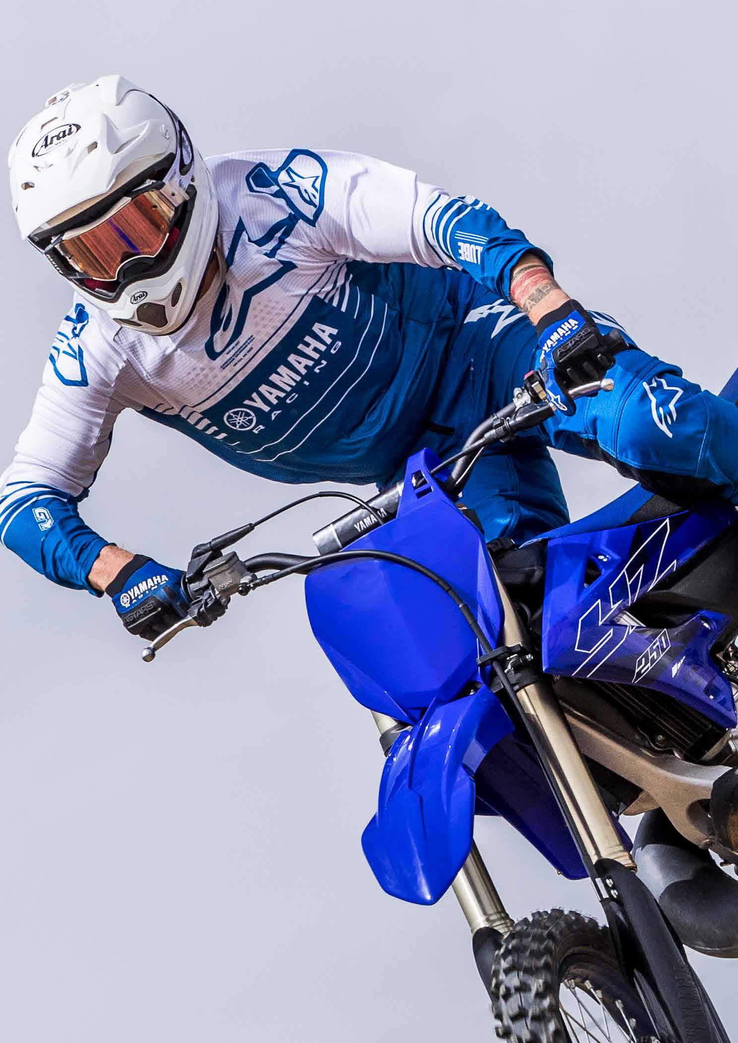 Pilote tout-terrain portant un casque ARAI MX-V