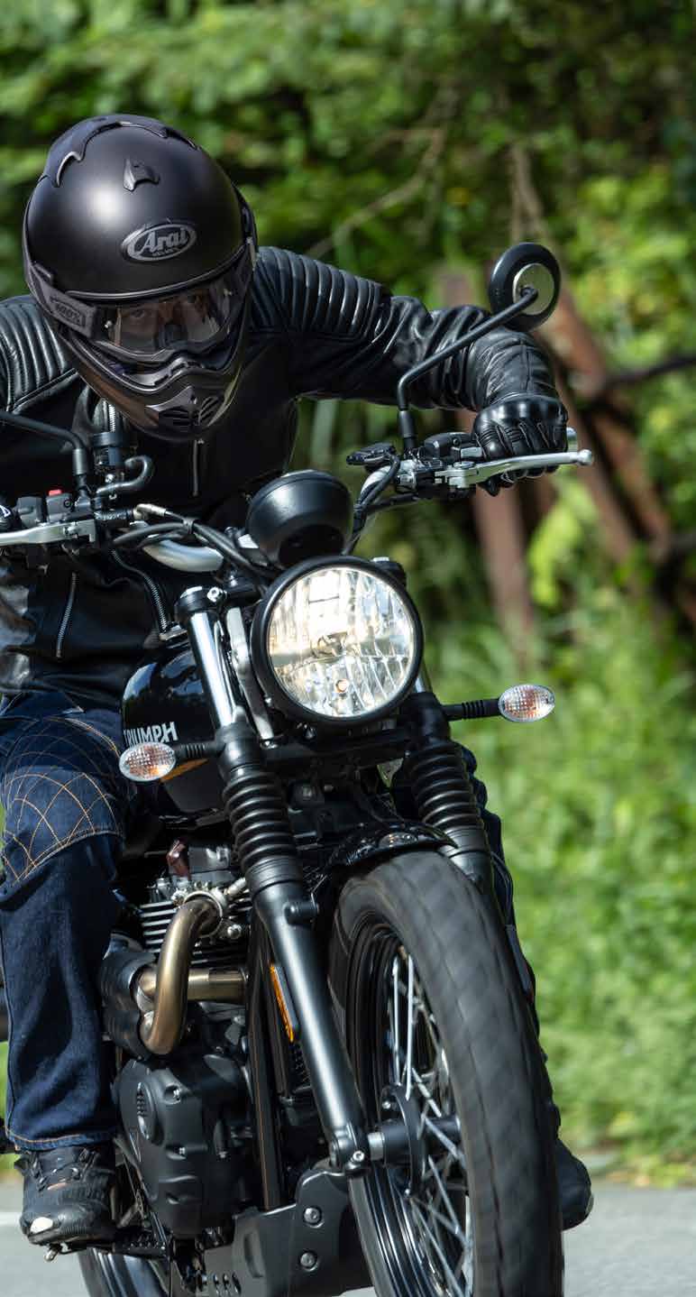 Motard portant un casque ARAI sur route