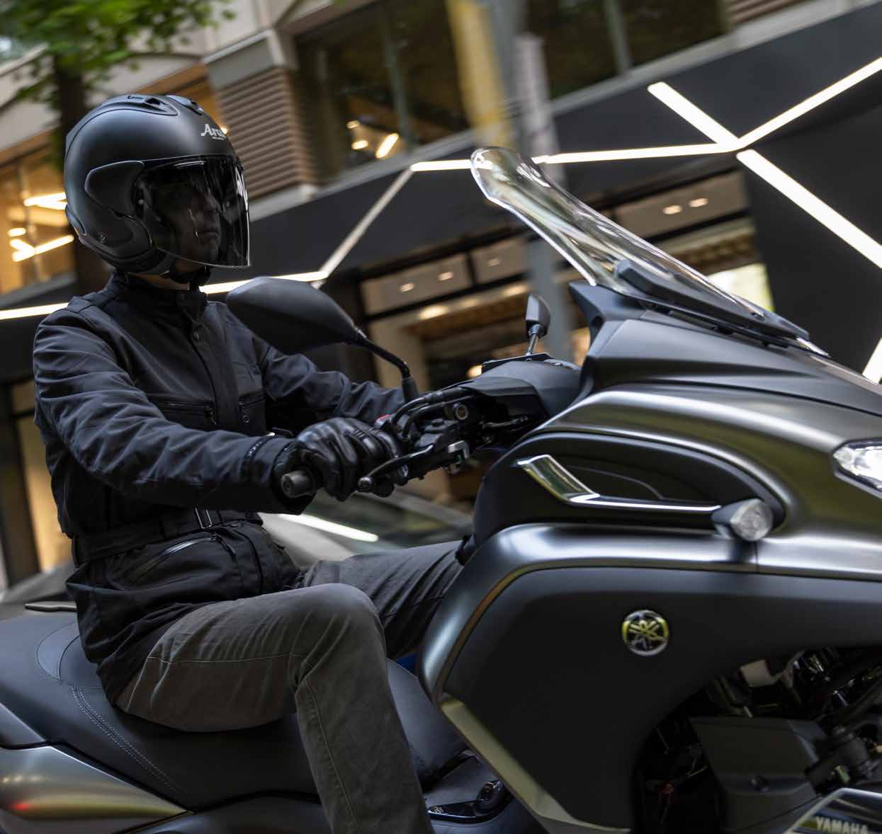 Pilote équipé d’un casque ARAI sur route