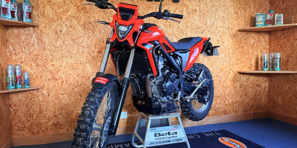BETA ALP 4.0 2025 Red – Only 300 Km, Crash Bars & Skid Plate